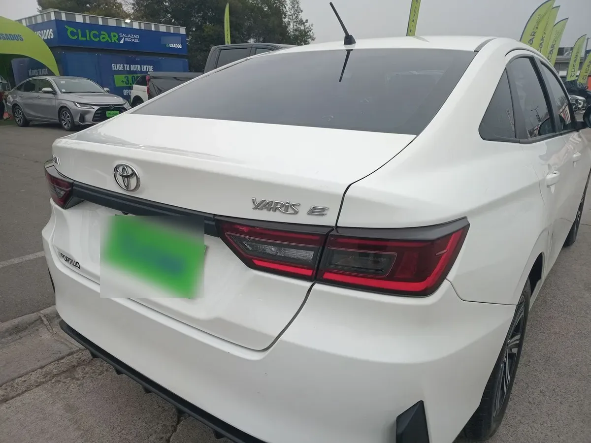 Toyota Yaris 1.5 E 4x2 Sdn Mt 4p año 2023