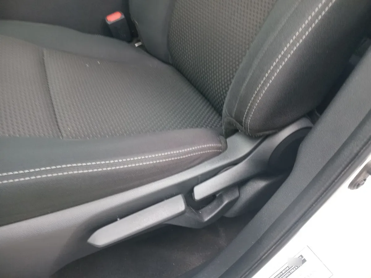 Toyota Yaris 1.5 E 4x2 Sdn Mt 4p año 2023