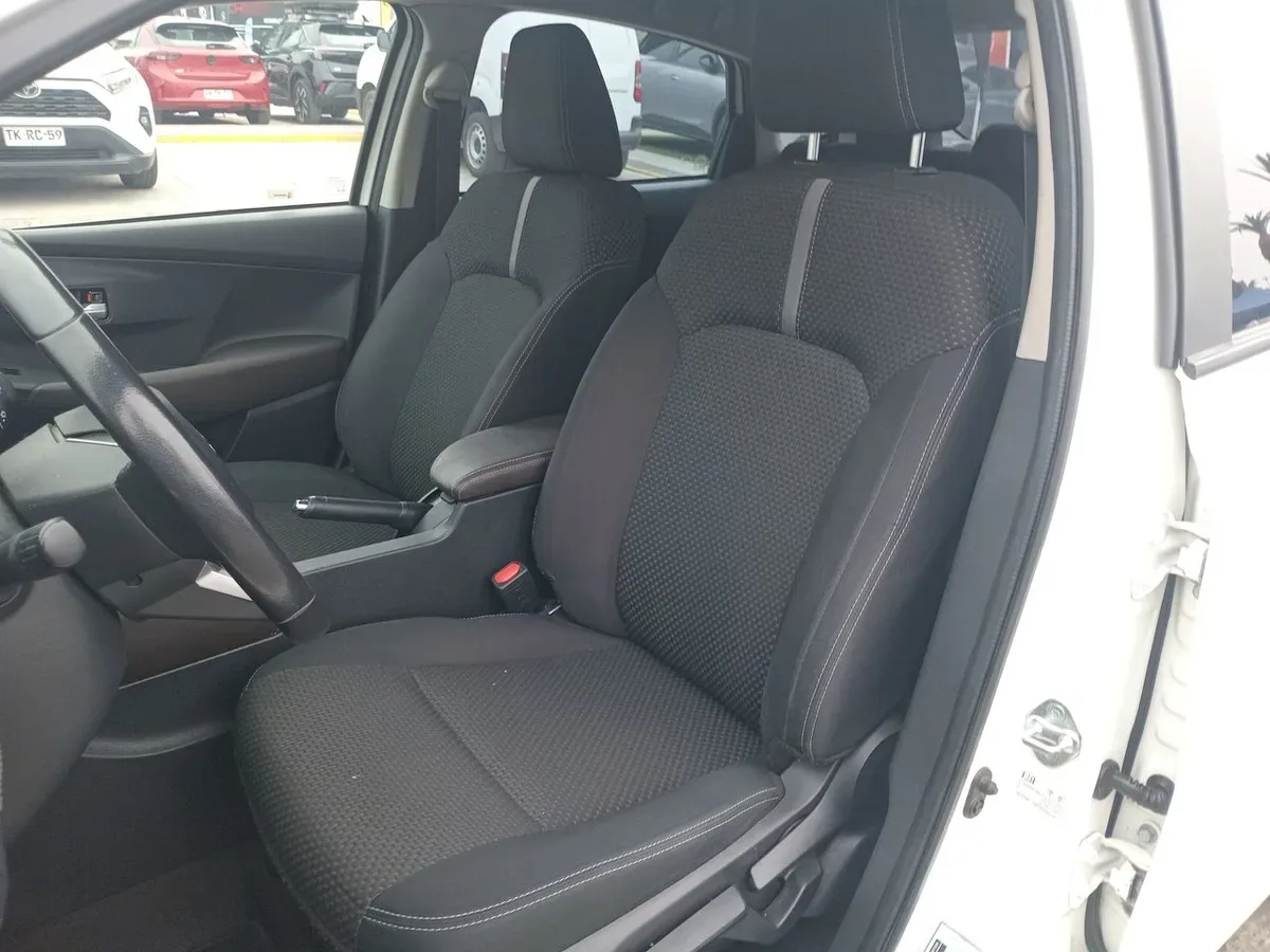 Toyota Yaris 1.5 E 4x2 Sdn Mt 4p año 2023