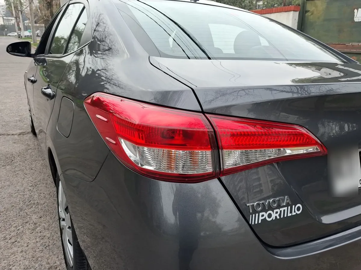 Toyota Yaris 1.5 Gli E 4x2 Mt 4p año 2022
