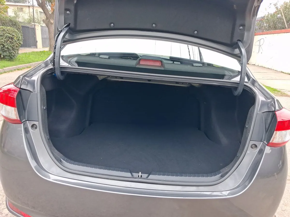 Toyota Yaris 1.5 Gli E 4x2 Mt 4p año 2022