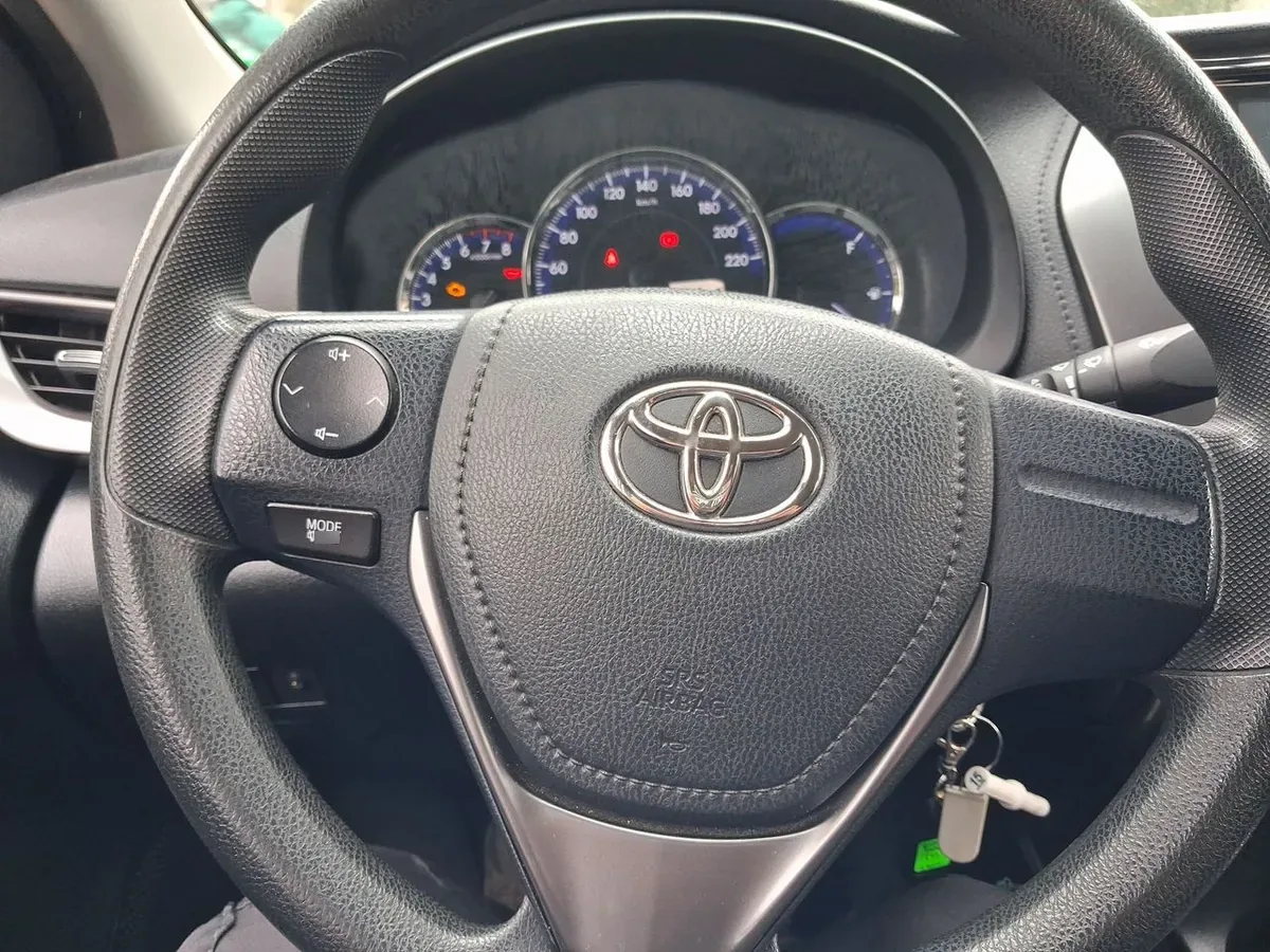 Toyota Yaris 1.5 Gli E 4x2 Mt 4p año 2022