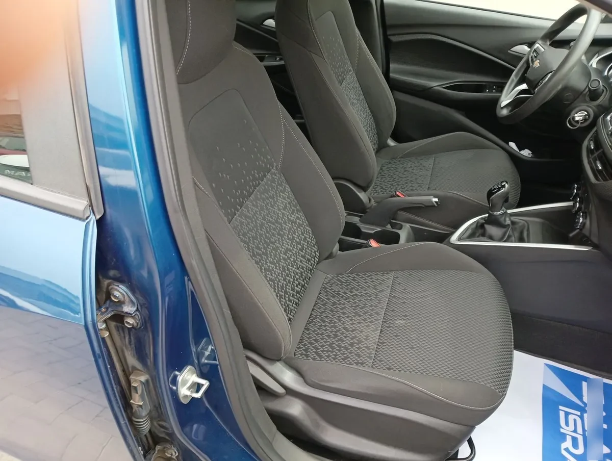 Chevrolet Onix 1.0t Lt 4x2 Sedan Mt 4p año 2021