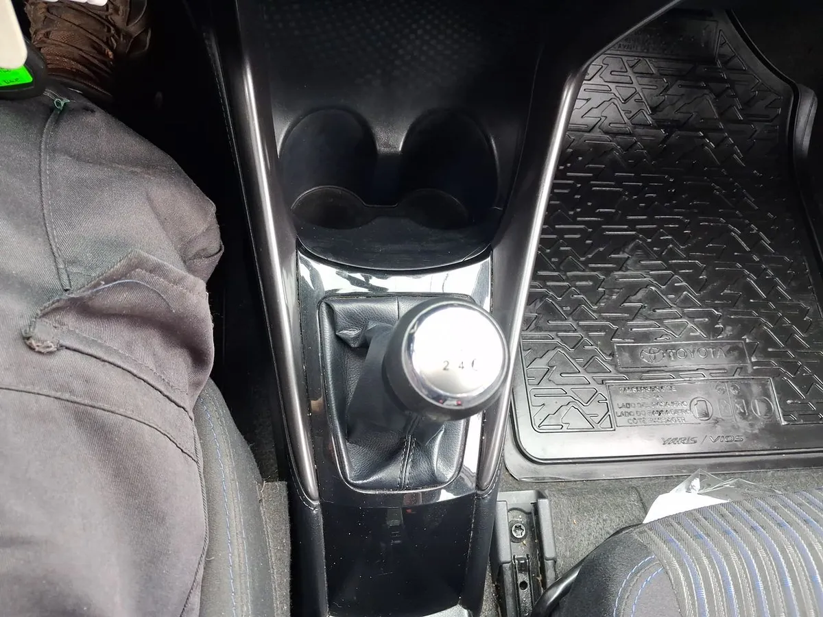 Toyota Yaris 1.5 Gli E 4x2 Mt 4p año 2022