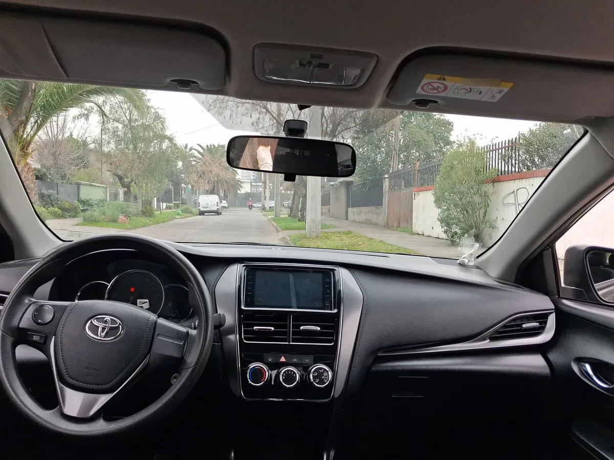 Toyota Yaris 1.5 Gli E 4x2 Mt 4p año 2022