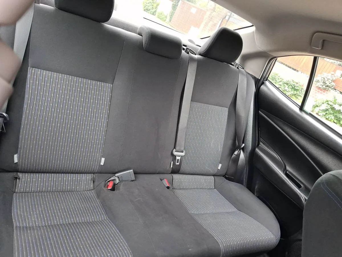 Toyota Yaris 1.5 Gli E 4x2 Mt 4p año 2022