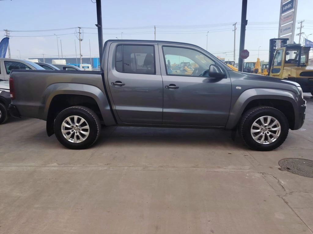 Volkswagen Amarok 2.0 Trendline Diesel Dob. Cab. 4x2 Mt 4p año 2023