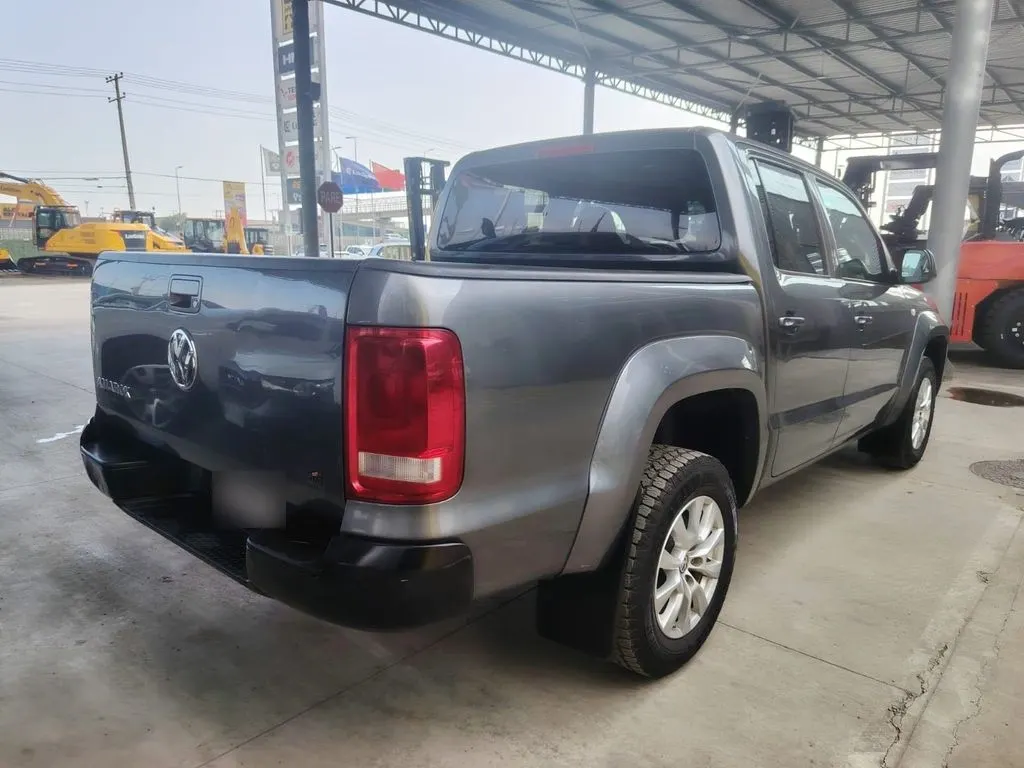 Volkswagen Amarok 2.0 Trendline Diesel Dob. Cab. 4x2 Mt 4p año 2023