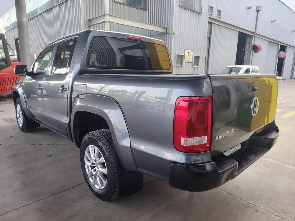 Volkswagen Amarok 2.0 Trendline Diesel Dob. Cab. 4x2 Mt 4p año 2023