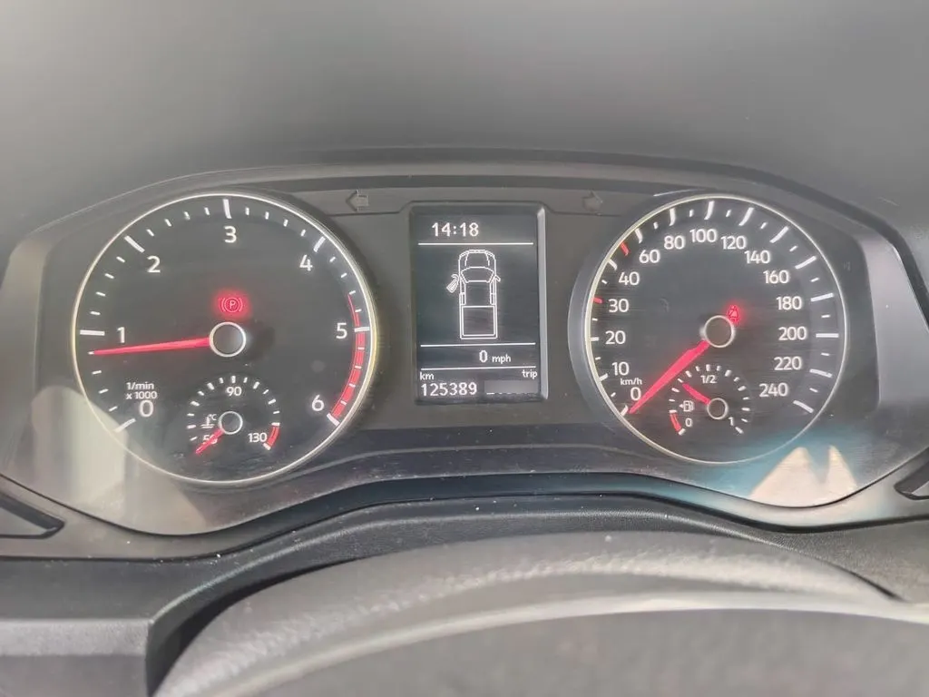 Volkswagen Amarok 2.0 Trendline Diesel Dob. Cab. 4x2 Mt 4p año 2023