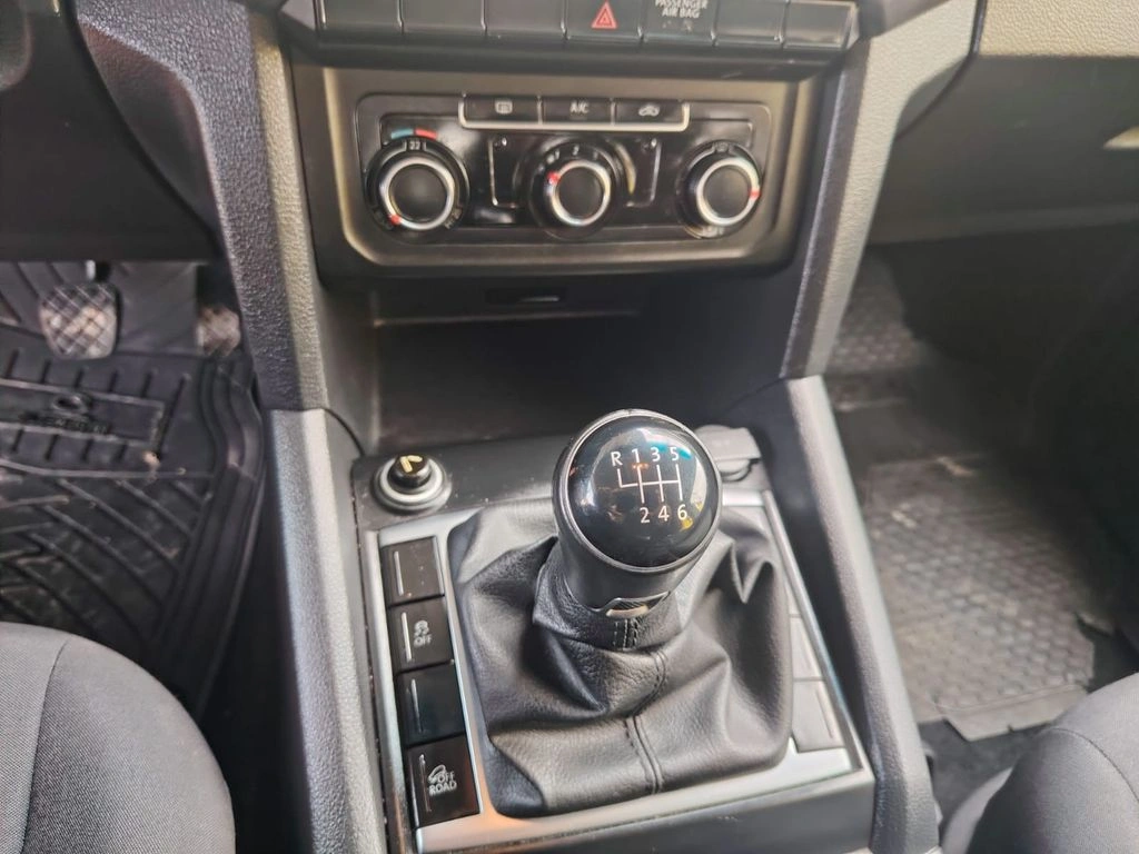 Volkswagen Amarok 2.0 Trendline Diesel Dob. Cab. 4x2 Mt 4p año 2023