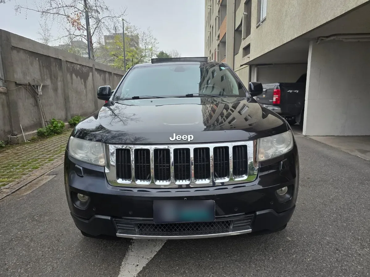 JEEP GRAND CHEROKEE 3.6 Limited At 4x2 año 2013