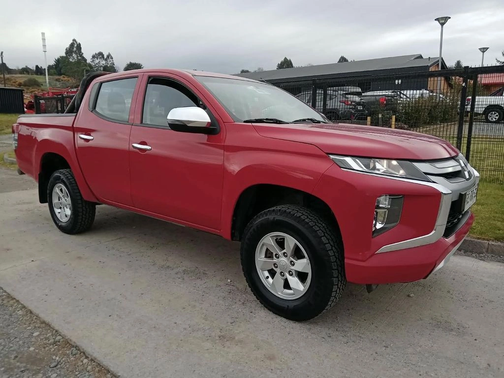 Mitsubishi L200 2.4 Katana Cr 4x2 Mt 4p año 2022