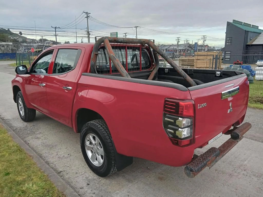 Mitsubishi L200 2.4 Katana Cr 4x2 Mt 4p año 2022