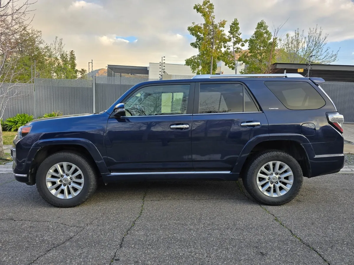 TOYOTA 4RUNNER 4.0 Sr5 At 4x4 año 2017