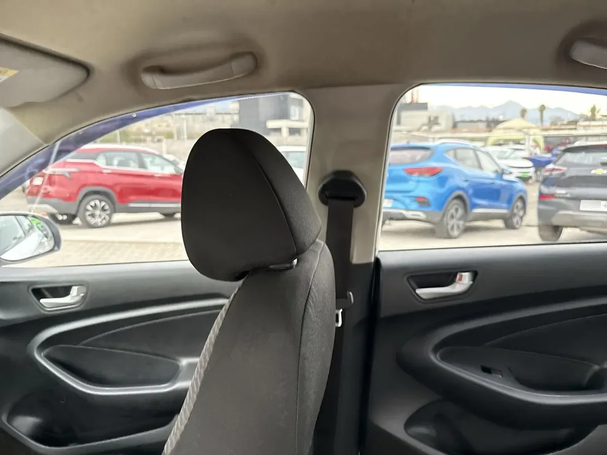 Hyundai Verna 1.4 Cb Plus 4x2 Mt5 4p año 2021