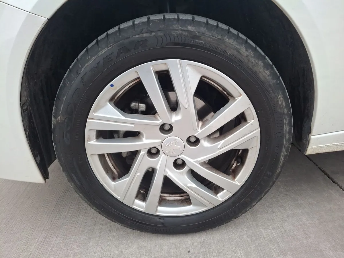Peugeot 208 1.2 Style Puretech 75 4x2 Mt 5p año 2023