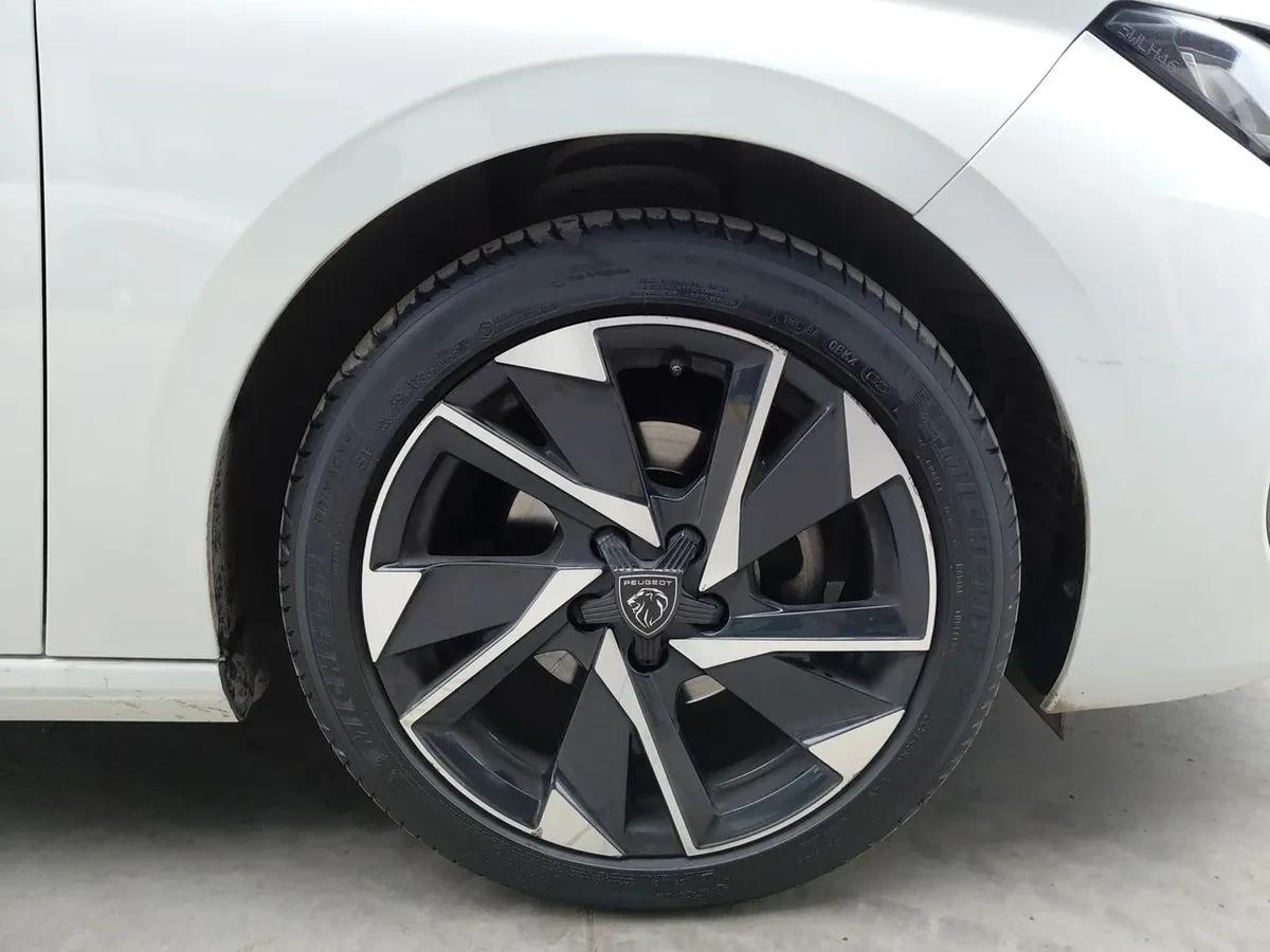 Peugeot 308 1.2 Allure Pack Puretech 130 4x2 Eat8 5p año 2023