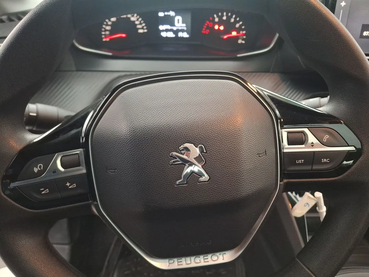 Peugeot 208 1.2 Style Puretech 75 4x2 Mt 5p año 2023