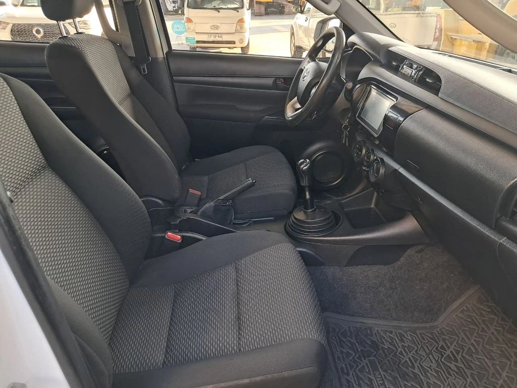 Toyota Hilux Dx 2.4 Mt 4x2 año 2021