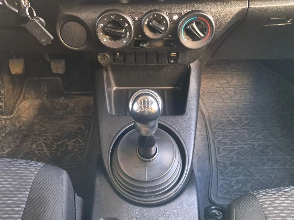 Toyota Hilux Dx 2.4 Mt 4x2 año 2021