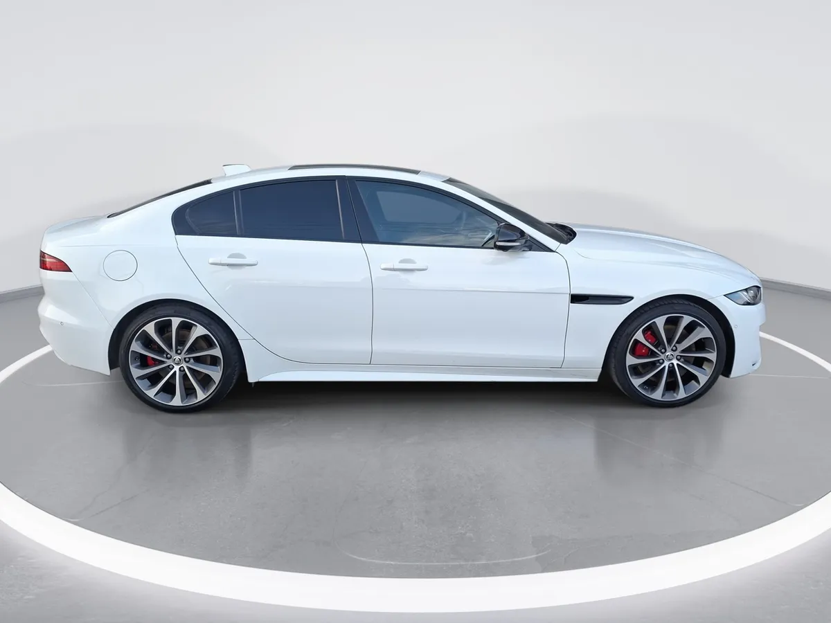 Jaguar Xe 2.0 R Dynamic 4x2 At año 2025