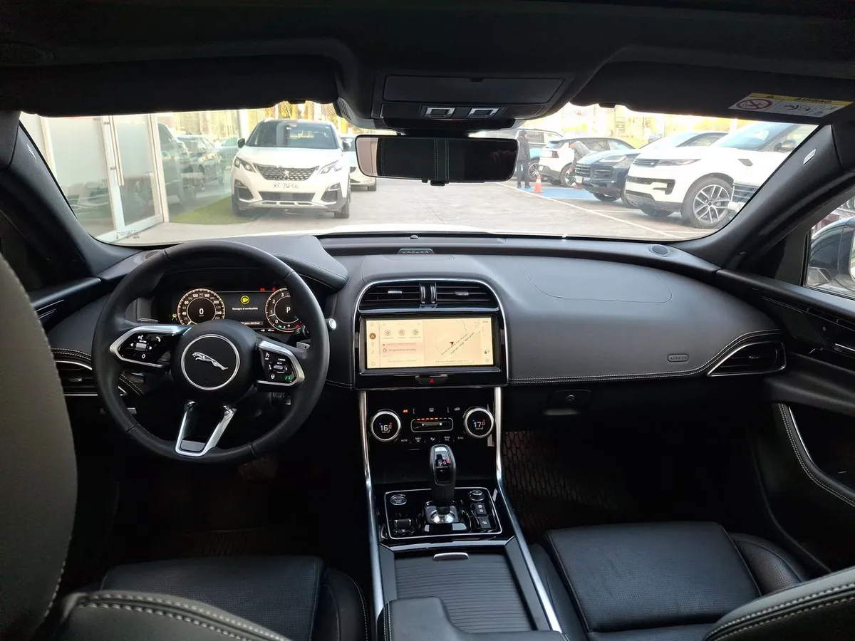 Jaguar Xe 2.0 R Dynamic 4x2 At año 2025