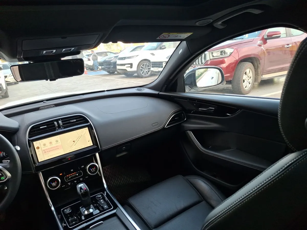 Jaguar Xe 2.0 R Dynamic 4x2 At año 2025