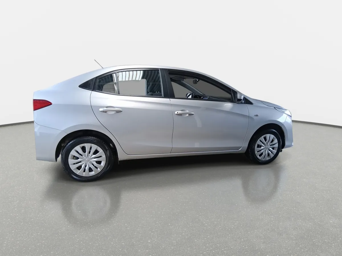 Toyota Yaris 1.5 Gli E 4x2 Mt 4p año 2022