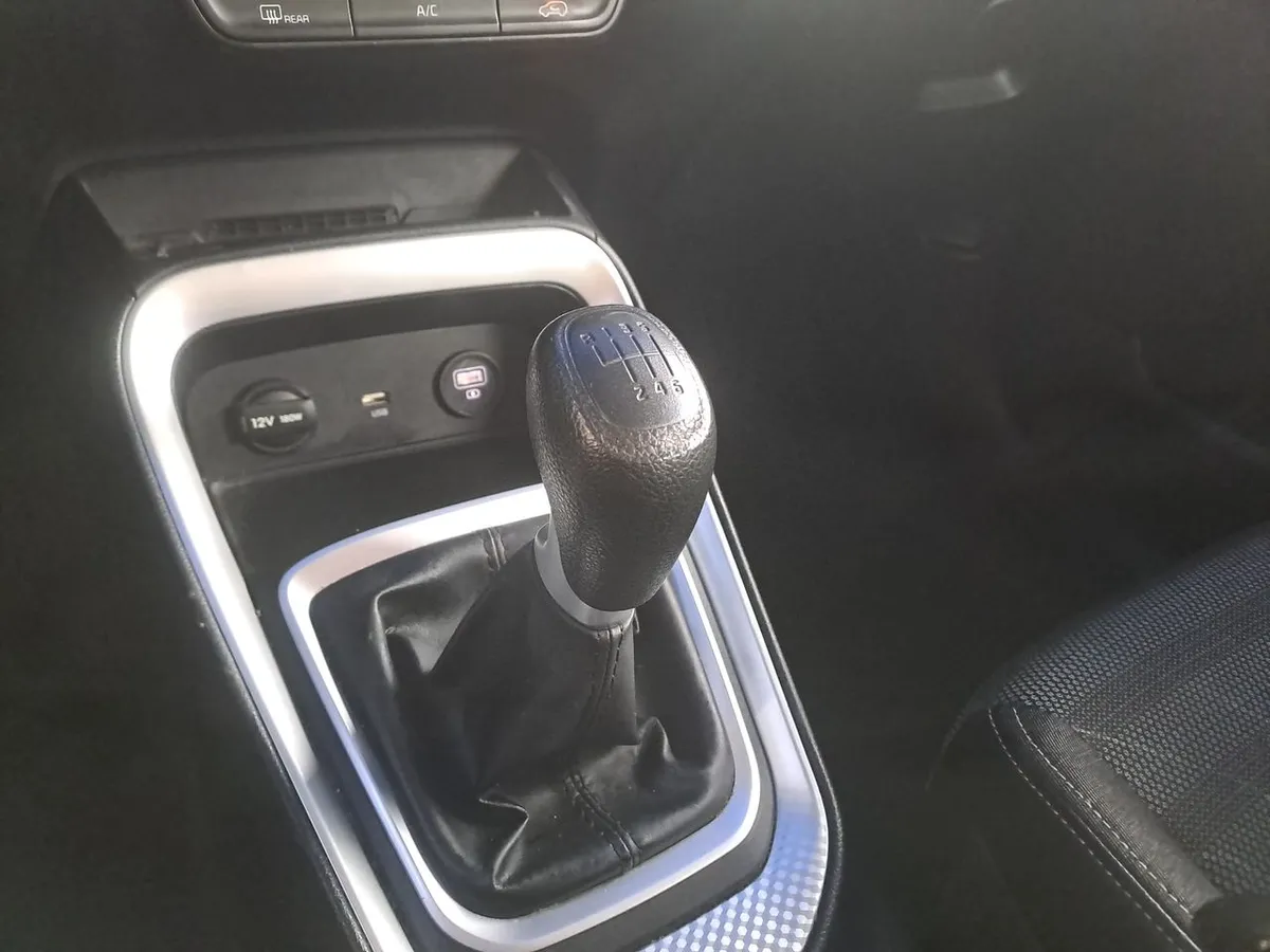 Kia Sonet 1.5 Ex Full 4x2 6mt 5p año 2023