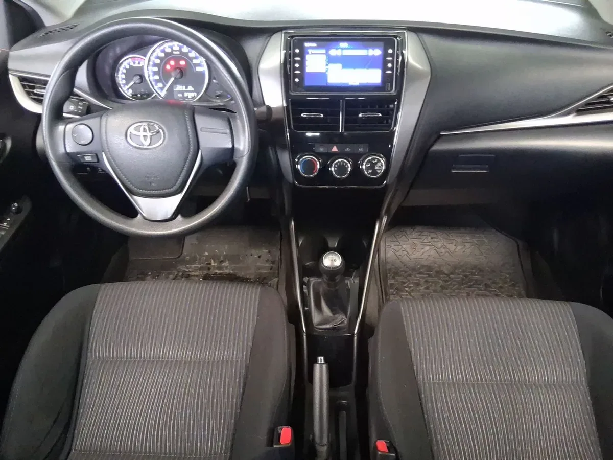 Toyota Yaris 1.5 Gli E 4x2 Mt 4p año 2022