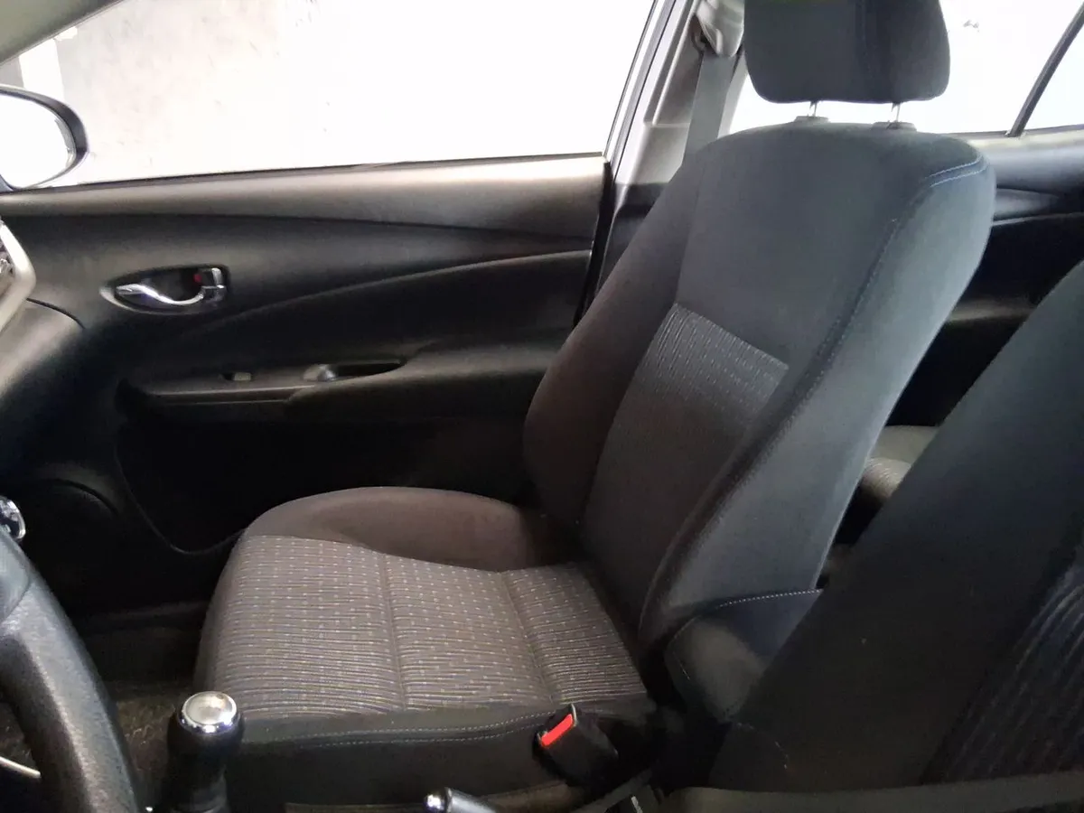 Toyota Yaris 1.5 Gli E 4x2 Mt 4p año 2022