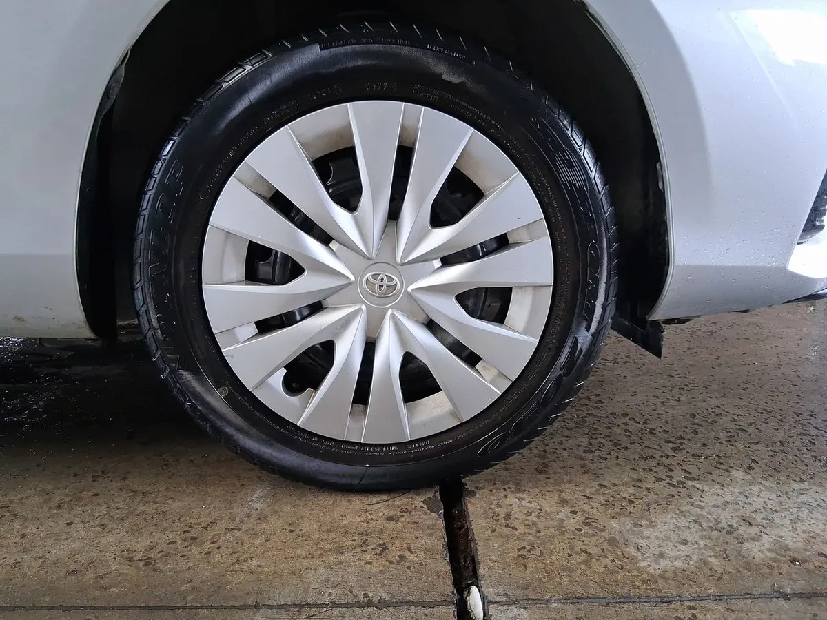 Toyota Yaris 1.5 Gli E 4x2 Mt 4p año 2022