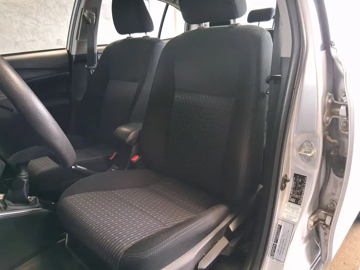 Toyota Yaris 1.5 Gli E 4x2 Mt 4p año 2022