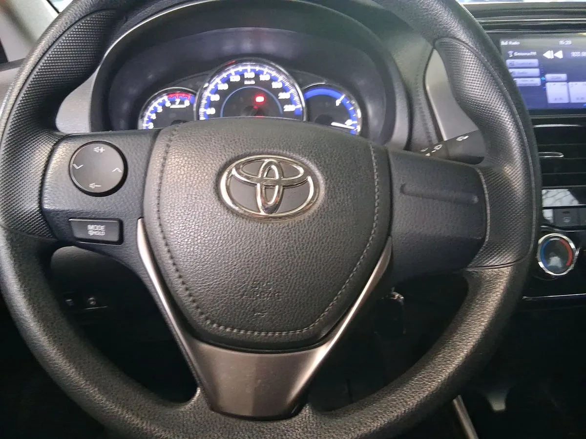 Toyota Yaris 1.5 Gli E 4x2 Mt 4p año 2022