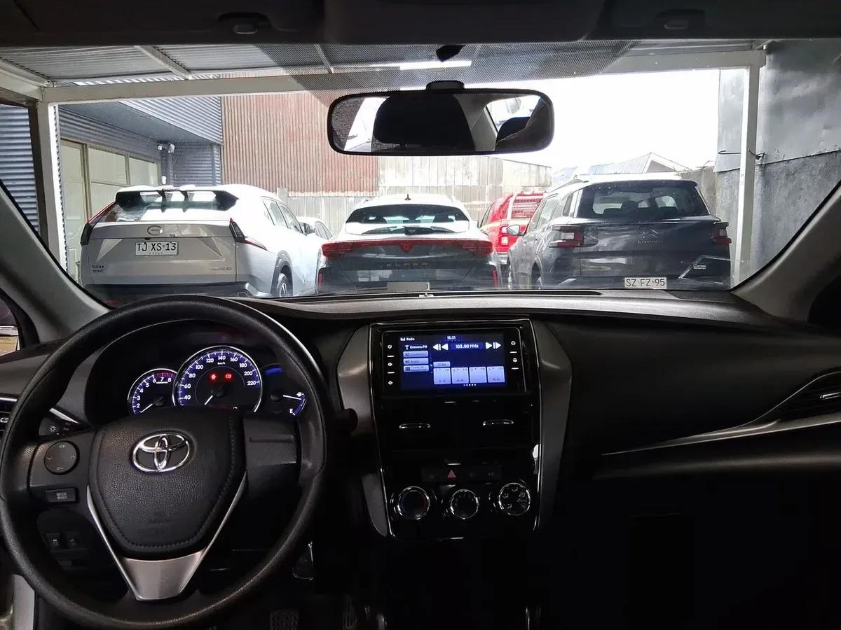 Toyota Yaris 1.5 Gli E 4x2 Mt 4p año 2022