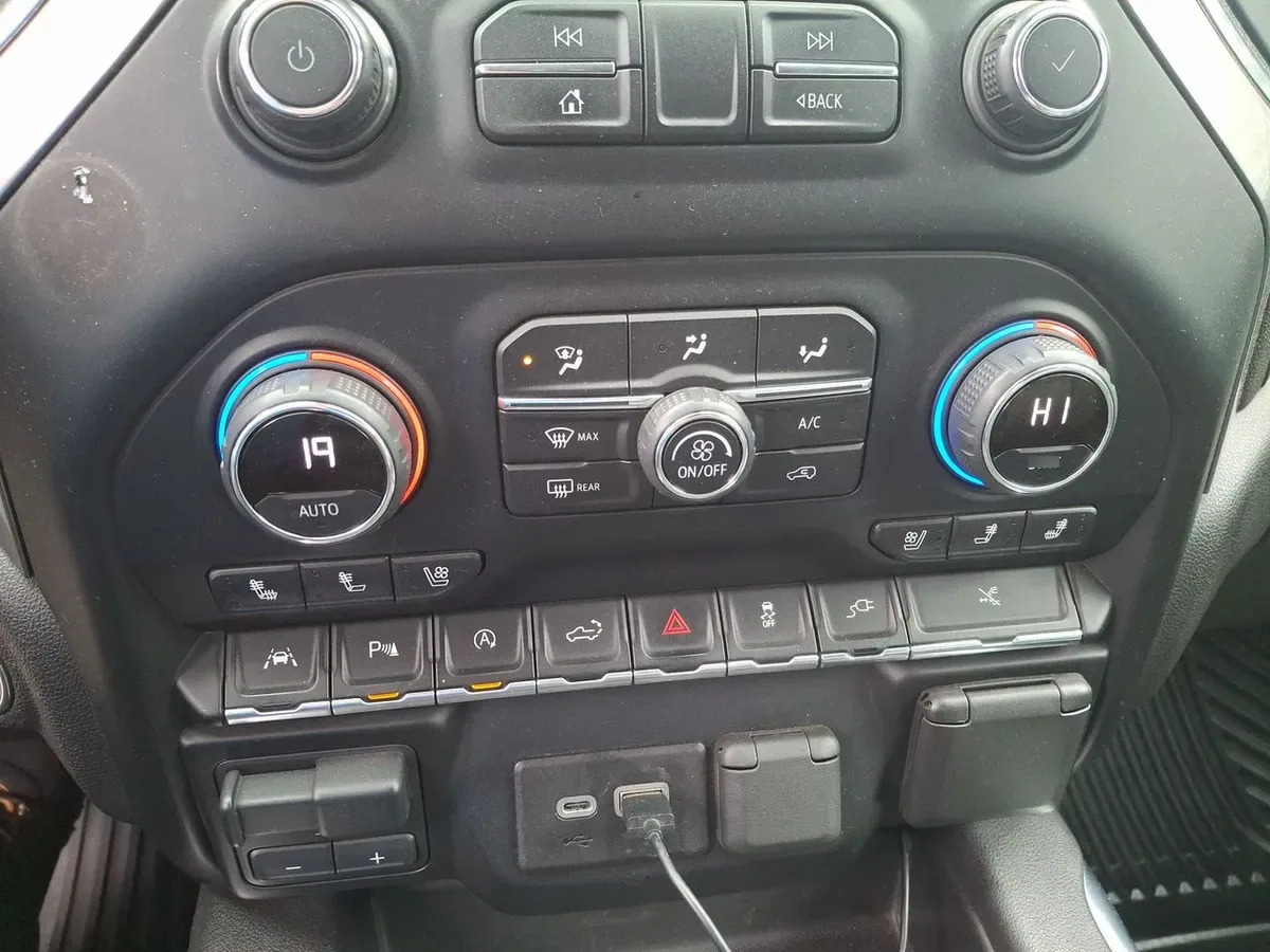 Chevrolet Silverado 5.3 Ltz 4x2 At 4p año 2022