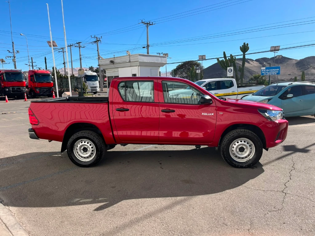 Toyota Hilux Dc 4x2 2.4 D Dx Mt año 2023