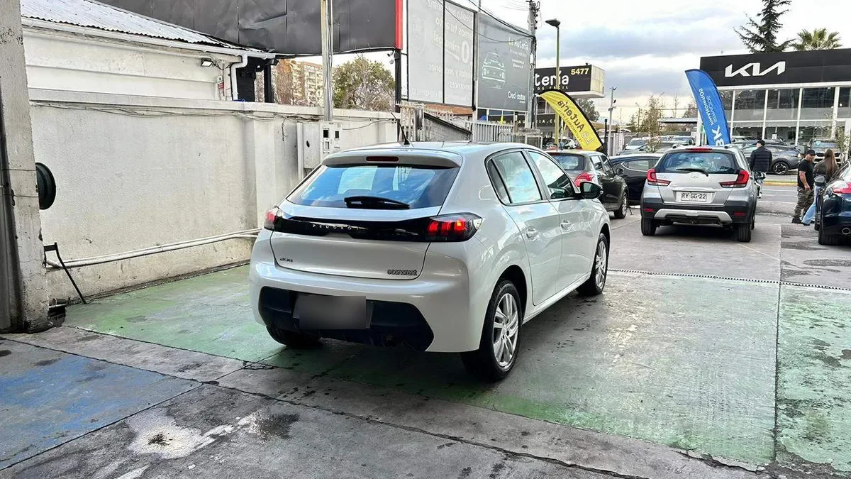 Peugeot 208 Style Puretech 75 1.2 año 2024