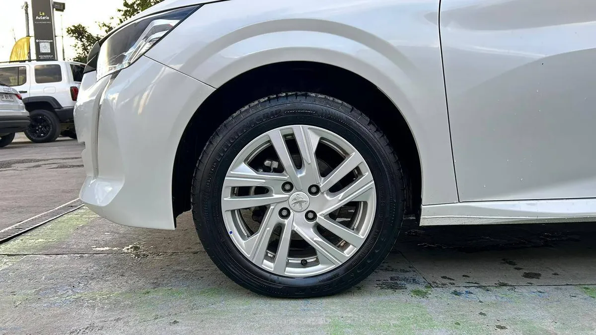 Peugeot 208 Style Puretech 75 1.2 año 2024