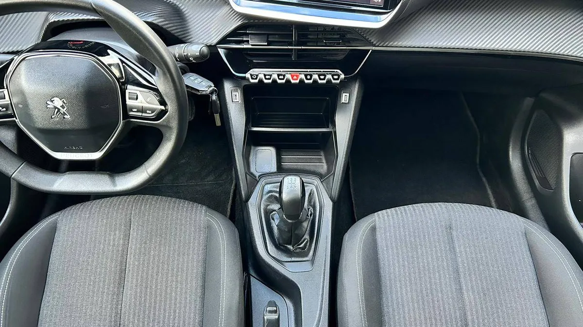 Peugeot 208 Style Puretech 75 1.2 año 2024