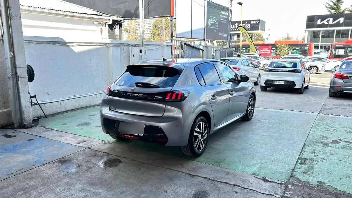 Peugeot 208 Allure 1.2 Puretech 100 Hb año 2023