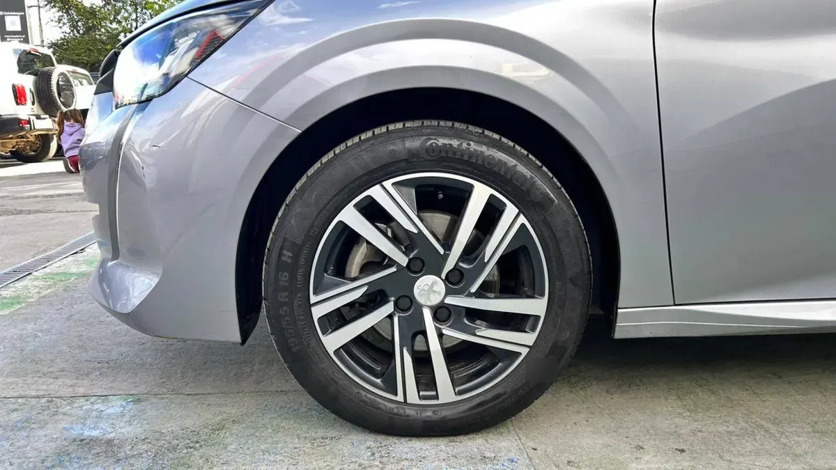 Peugeot 208 Allure 1.2 Puretech 100 Hb año 2023