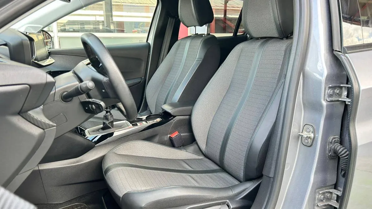 Peugeot 208 Allure 1.2 Puretech 100 Hb año 2023