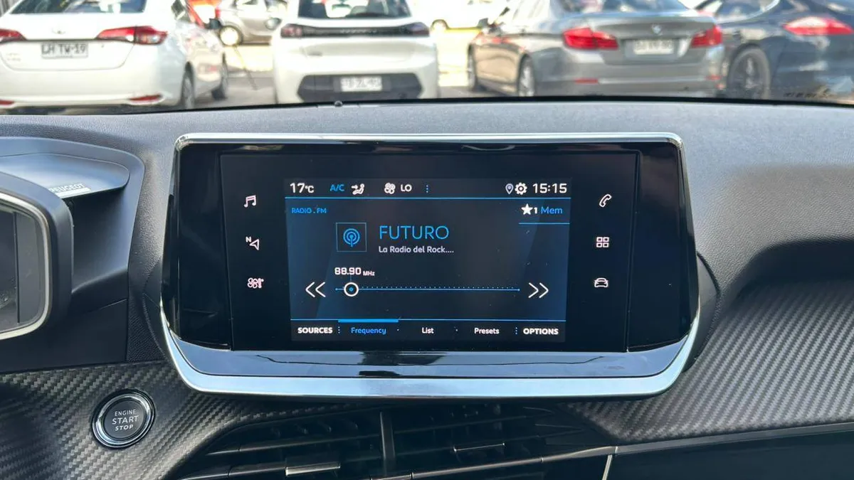 Peugeot 208 Allure 1.2 Puretech 100 Hb año 2023