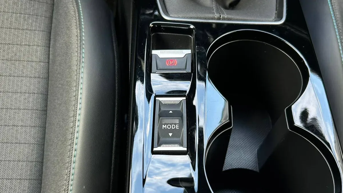 Peugeot 208 Allure 1.2 Puretech 100 Hb año 2023