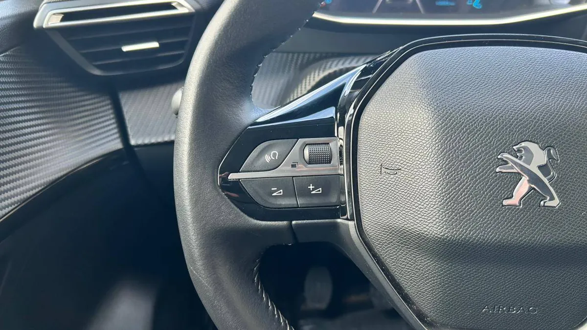 Peugeot 208 Allure 1.2 Puretech 100 Hb año 2023