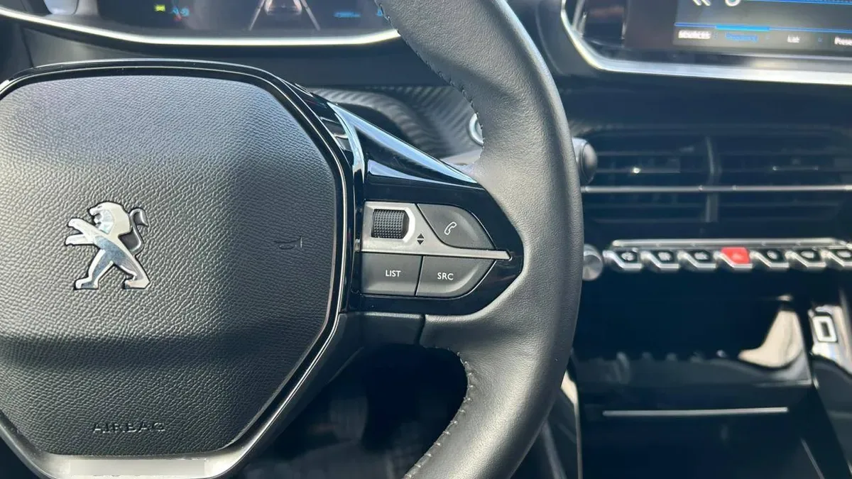 Peugeot 208 Allure 1.2 Puretech 100 Hb año 2023