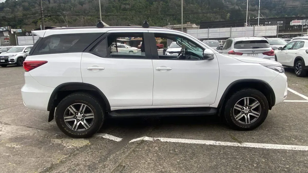 Toyota Fortunner 2.7 Sr5 4x2 At 5p año 2022
