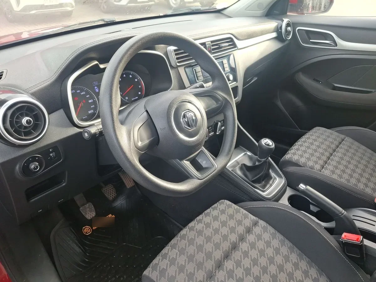 MG Mg Zs 1.5 Std Mt 5p año 2023